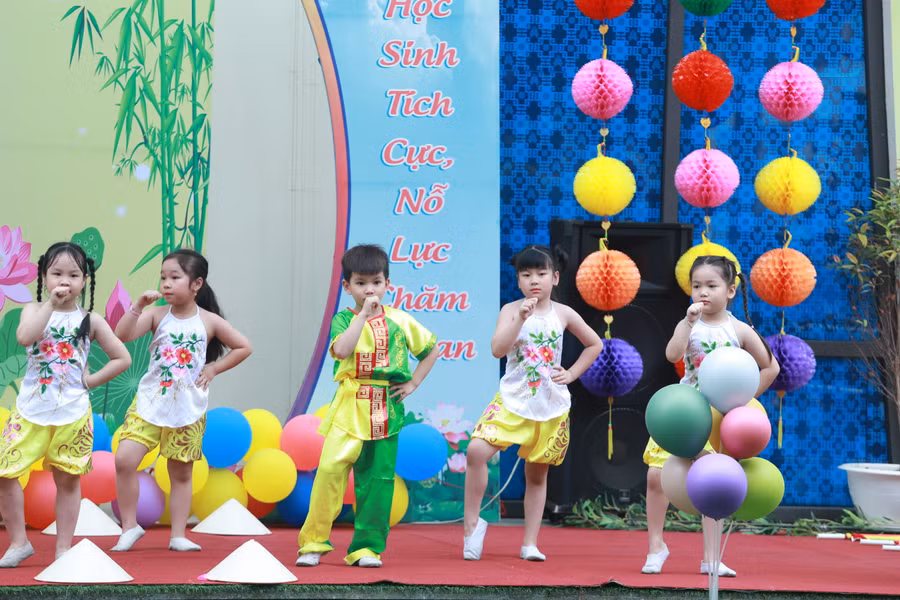 Trẻ hào hứng tham gia các hoạt động văn nghệ dưới sân trường.