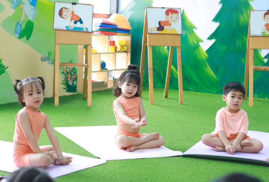 Cô trò cùng nhau tập Yoga trong phòng tập.