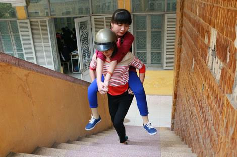 Mẹ nguyện suốt đời là đôi chân của con