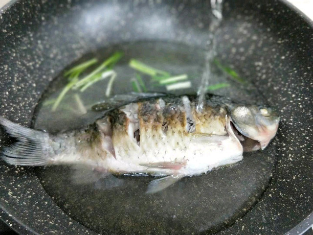 Không ngờ khi kết hợp nguyên liệu này món canh cá lại trở nên ngon như vậy! ảnh 4