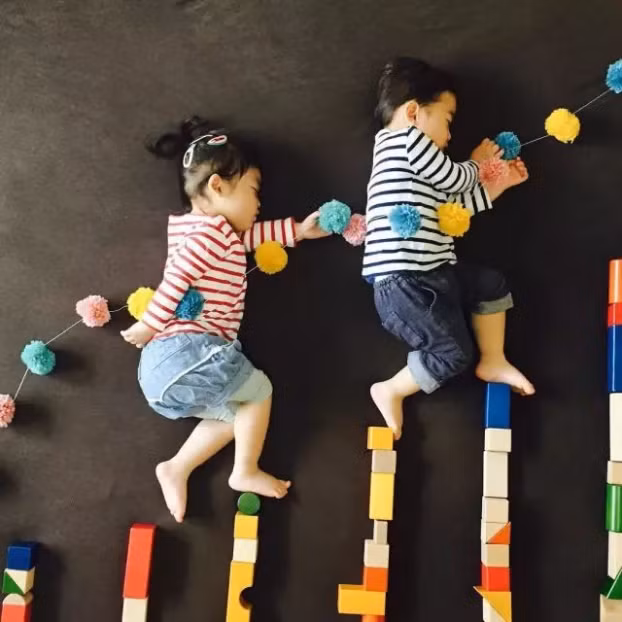 Bà mẹ tận dụng mọi lúc 2 con ngủ để tạo ra bộ ảnh siêu đáng yêu có một không hai 12