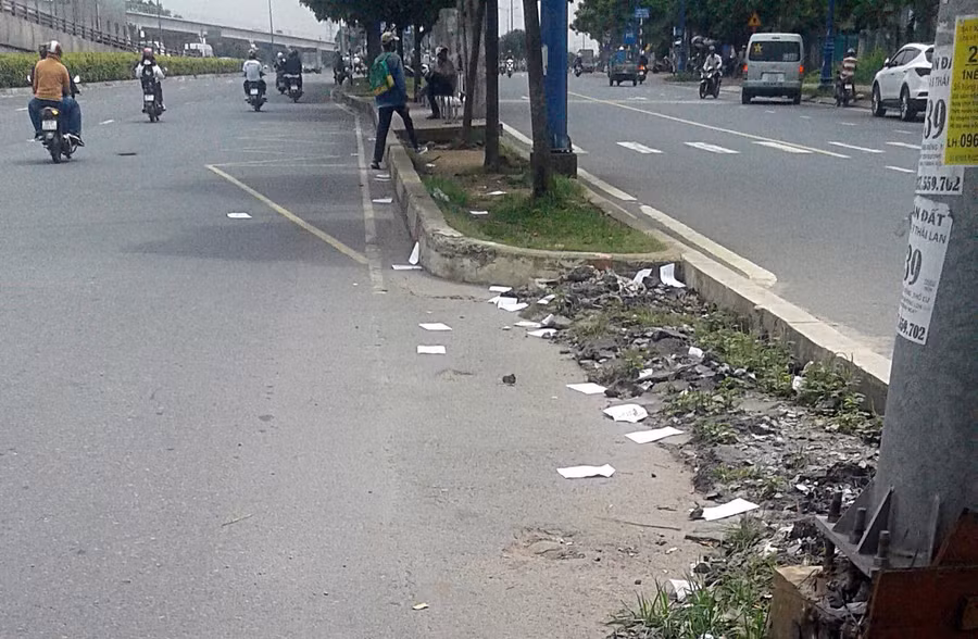 Tờ rơi quảng cáo vương đầy khu vực ngã tư Thủ Đức