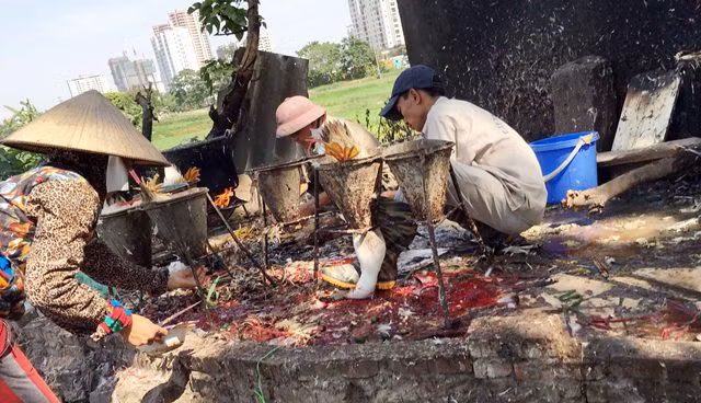  Cảnh “hóa kiếp” cho gia cầm ở phía sau chợ đầu mối phía Nam