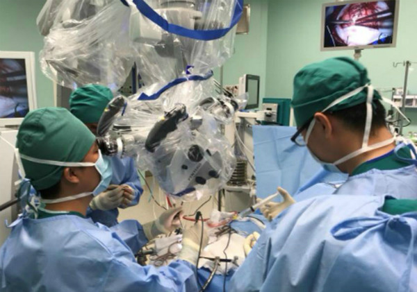 Bác sĩ mổ u não cho bé trai. Bác sĩ mổ u não cho bé trai. Ảnh: P.V