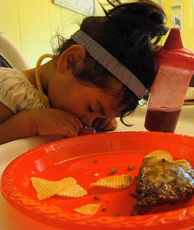 Trời đánh tránh bữa ăn, thế mà cơn buồn ngủ lại ập tới - Hình 2