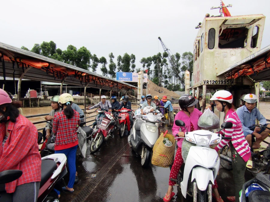 Mặc dù tại bến đò Trà Ôn, tỉnh Vĩnh Long có trang bị áo phao nhưng không có hành khách nào mặc (ảnh chụp ngày 19/9/2018)