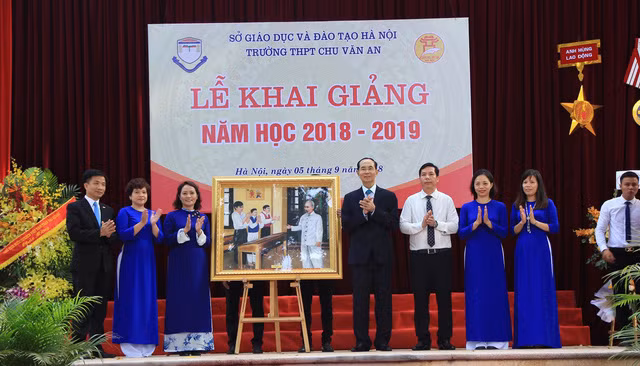 Chủ tịch nước tặng quà lưu niệm cho thầy và trò Trường THPT Chu Văn An.