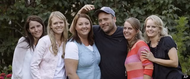 Cuộc sống hạnh phúc, đáng ngưỡng mộ của một ông chồng sống chung với 5 bà vợ - Hình 30