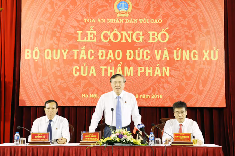Chánh án TAND tối cao Nguyễn Hòa Bình giải đáp nhiều câu hỏi của phóng viên liên quan đến Bộ Quy tắc