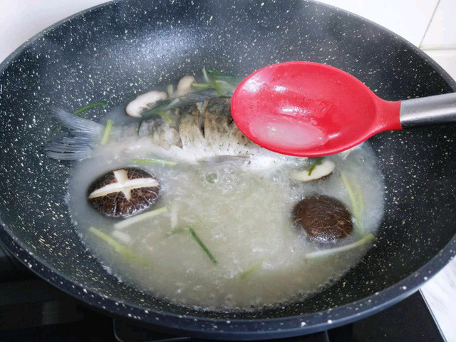 Không ngờ khi kết hợp nguyên liệu này món canh cá lại trở nên ngon như vậy! ảnh 5