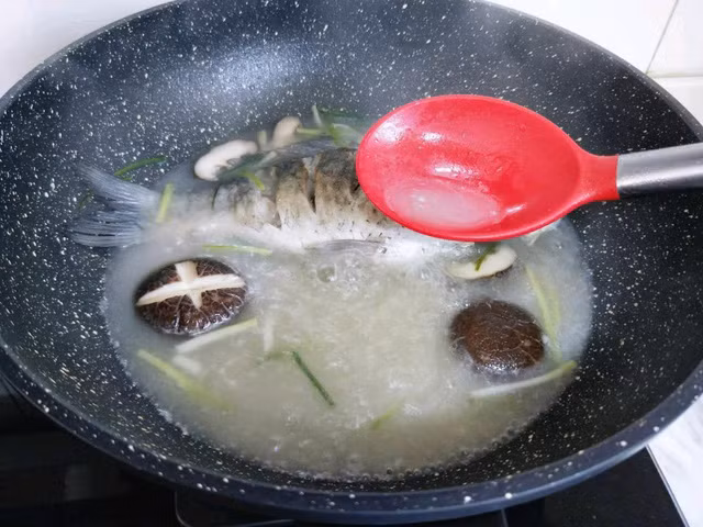 Không ngờ khi kết hợp nguyên liệu này món canh cá lại trở nên ngon như vậy! ảnh 5