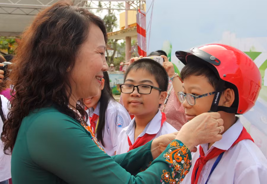 Quảng Bình: Tặng 2000 mũ bảo hiểm cho học sinh