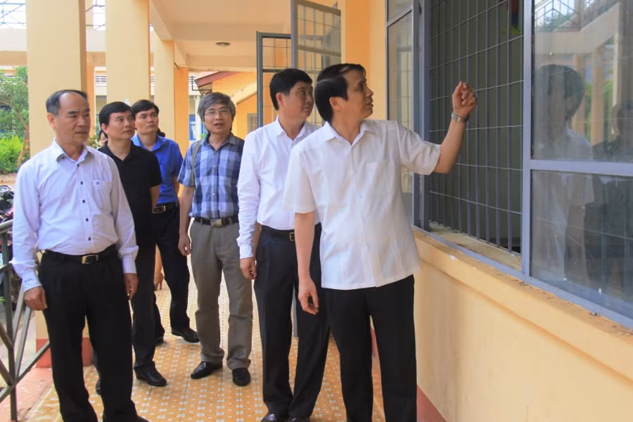 Thứ trưởng Phạm Mạnh Hùng kiểm tra cơ sở vật chất chuẩn bị cho kỳ thi tại Đắk Lắk sáng 8/6