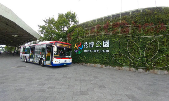 Ngạc nhiên với kiểu “xe bus rừng xanh” độc đáo ở Đài Loan ảnh 1 Tuyến xe số 203 được phủ xanh chạy thử nghiệm đầu tiên ở Đài Loan