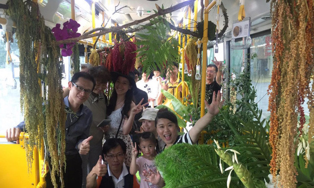 Ngạc nhiên với kiểu “xe bus rừng xanh” độc đáo ở Đài Loan ảnh 7 Hành khách đầu tiên chụp hình kỷ niệm
