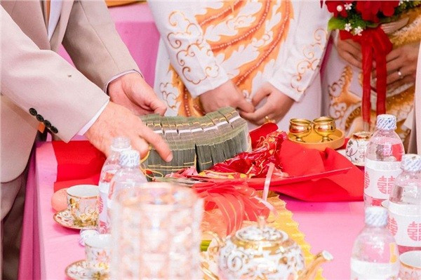 Được biết gia đình cả hai đều kinh doanh khá giả tại địa phương.