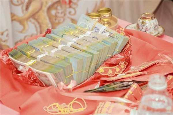 Số tiền mặt gần 1 tỷ đồng được bố mẹ chồng tặng cho đôi trẻ.
