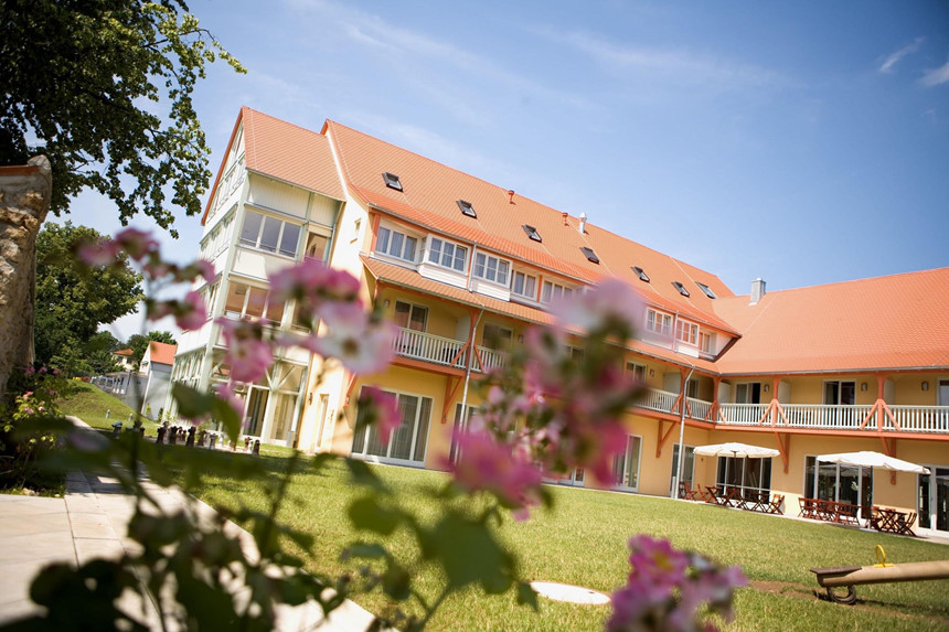 Vùng đất này bị bỏ không cho đến năm 989, khi những người đầu tiên đến đây định cư, sinh sống và lập nên thị trấn. Trong thời Trung Cổ, người ta bắt đầu xây dựng tường thành để bảo vệ Nordlingen. Họ dùng đất đá ở địa phương để tạo nên mọi công trình. Ảnh: JUFA. Thi tran co 72.000 tan da chua kim cuong o Duc hinh anh 3