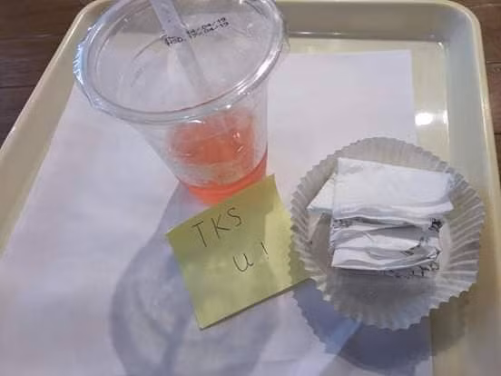 Đứng dậy để lại mảnh giấy ghi 2 chữ, vị khách khiến nữ nhân viên phục vụ xao xuyến - Ảnh 1.