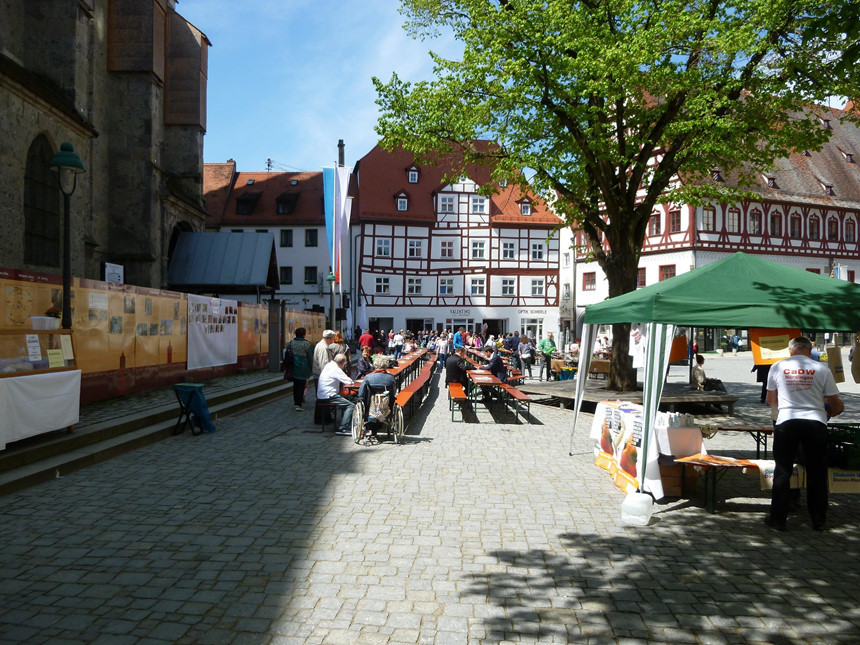 Trong quá trình xây dựng, người dân không biết những tảng đá suevite họ khai thác là kết quả của vụ va chạm thiên thạch. Trong nhiều thế kỷ, người ta tin rằng chiếc hố khổng lồ là miệng núi lửa đã ngừng hoạt động. Ảnh: 123RF. Thi tran co 72.000 tan da chua kim cuong o Duc hinh anh 4