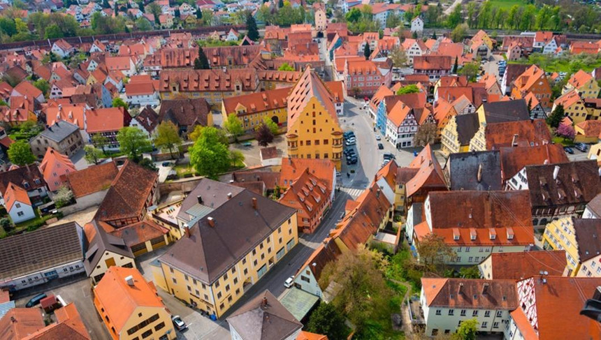 Hiện tại, thị trấnNordlingen là nơi sinh sống của khoảng 20.000 người. Một trong những điểm du lịch hấp dẫn tại đây là gác chuông Daniel (cao 90 m và được xây từ thời Trung Cổ), tòa nhà thị chính (được xây từ thế kỷ 13), nhà thờ St. Georgs, bảo tàng đường sắt Bavarian và bảo tàng Augenblick. Ảnh:123RF. Thi tran co 72.000 tan da chua kim cuong o Duc hinh anh 9