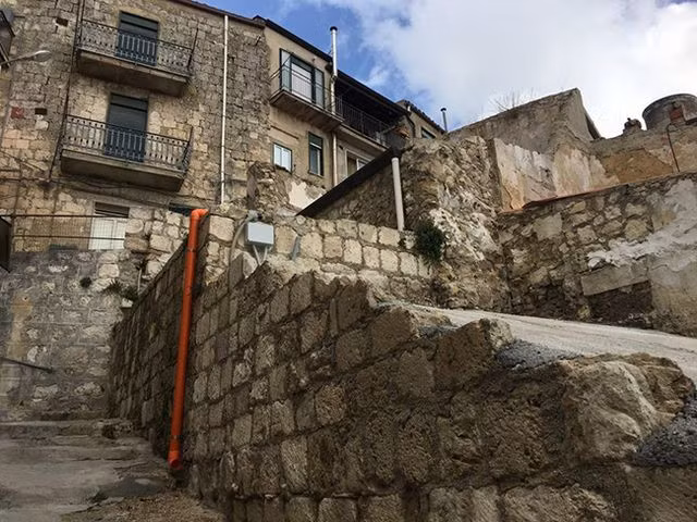 Hạ giá còn chưa đầy 30 nghìn đồng nhưng nhiều ngôi nhà nơi đây vẫn chưa bán được - 11