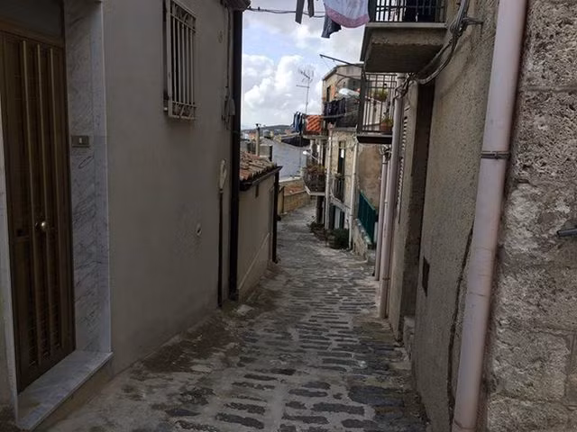 Hạ giá còn chưa đầy 30 nghìn đồng nhưng nhiều ngôi nhà nơi đây vẫn chưa bán được - 12