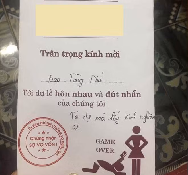 Mới đây, tấm thiệp cưới với nội dung hài hước được chia sẻ trên nhiều diễn đàn đã thu hút sự chú ý của dân mạng. Cô dâu, chú rể gọi ngày trọng đại của mình là "lễ hôn nhau và đút nhẫn", còn gợi ý khách "Tới dự mà lấy kinh nghiệm". Ảnh: Quang Thành. Nhung kieu thiep cuoi doc dao, lam