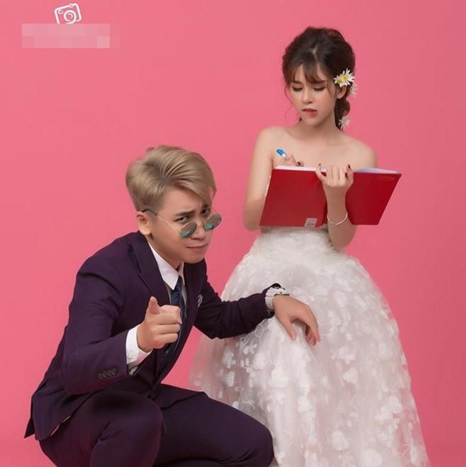 Huy Cung và bà xã Mỹ Linh đã hạnh phúc về chung một nhà ngày 9/12/2018 trong sự chúc phúc của gia đình, bạn bè và cả những fan hâm mộ anh chàng. Ảnh: Huy Cung. Nhung kieu thiep cuoi doc dao, lam