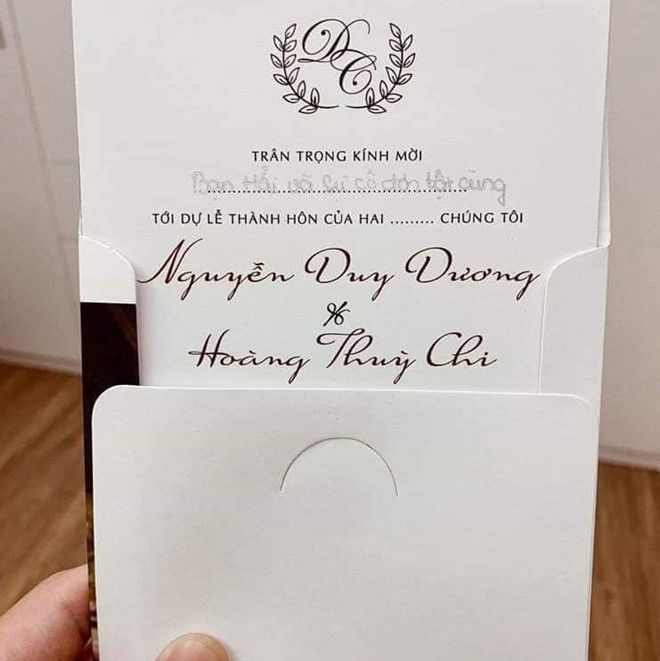 Đôi khi sự sáng tạo của người sắp kết hôn lại làm "tổn thương" trái tim những vị khách đang F.A. Biết người bạn của mình vẫn đang độc thân nên cô dâu chú rể mời luôn cả "sự cô đơn tột cùng" để bạn đỡ trống vắng. Ảnh: FB. Nhung kieu thiep cuoi doc dao, lam