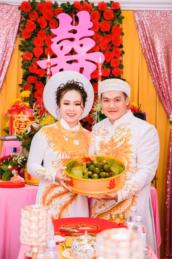 Cùng chúc mừng cho đôi vợ chồng trẻ.