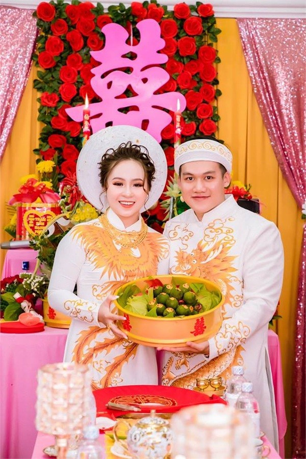 Cùng chúc mừng cho đôi vợ chồng trẻ.