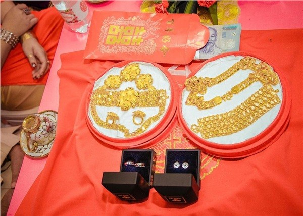 Vàng vòng cùng nhẫn kim cương.