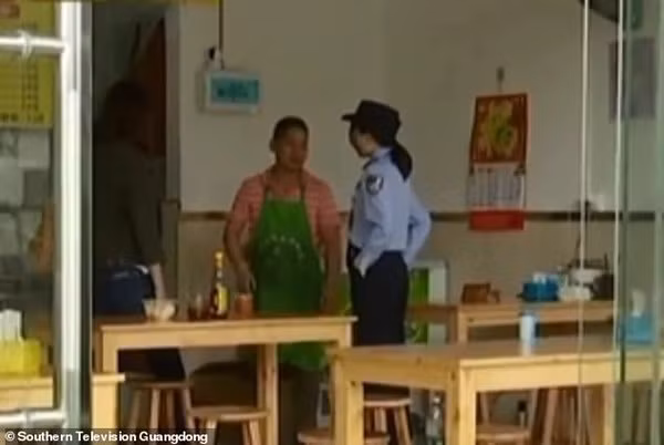 Chủ nhà hàng đã báo cảnh sát sau khi ông không tìm thấy bố của bé gái.