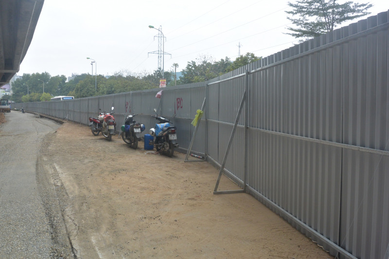 Nhà thầu lắp đặt rào chắn khá chắc chắn, xe máy của công nhân đều phải để gọn gàng trong khu vực thi công DSC_9127