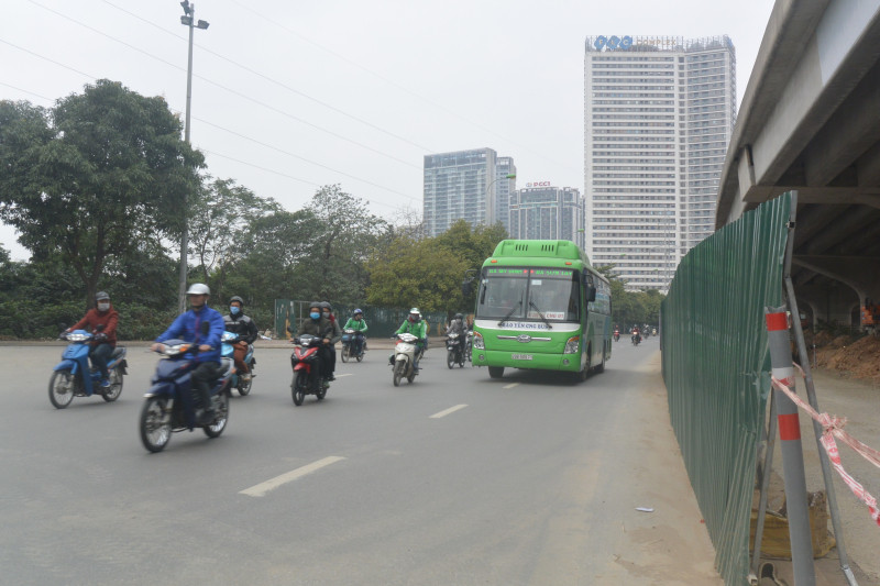 Để thực hiện xén dải phân cách, nhà thầu chỉ lắp rào chắn khoảng 30 cm lòng đường nên không gây ùn tắc DSC_9143