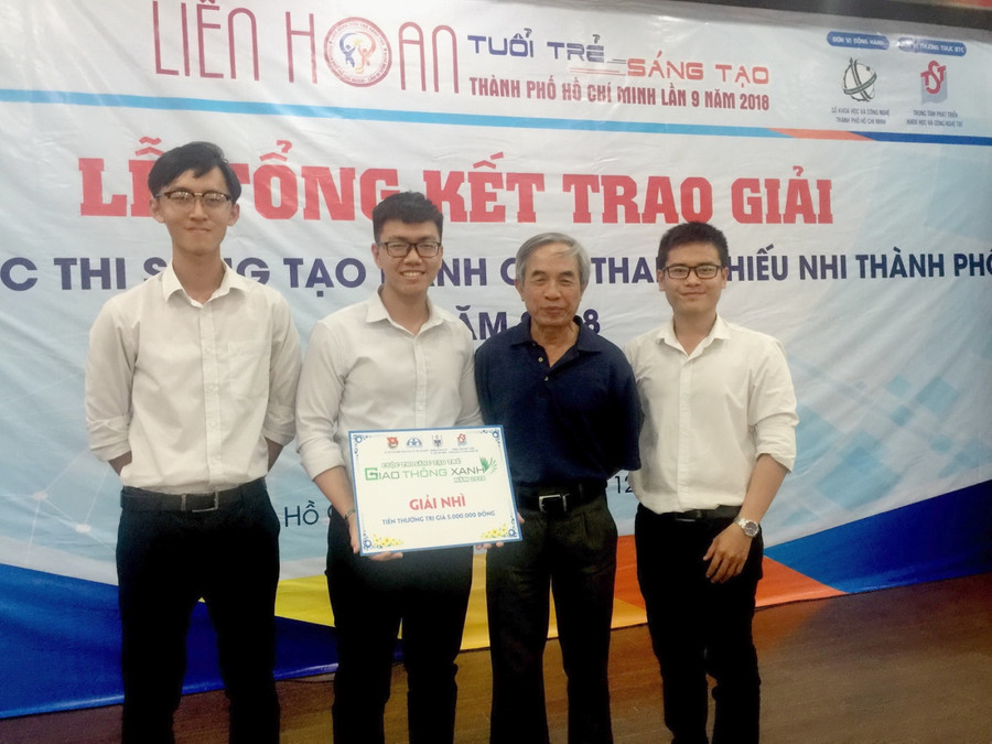 Các thành viên nhóm nhận giải thưởng tại cuộc thi Giao thông xanh năm 2018 Các thành viên nhóm nhận giải thưởng tại cuộc thi Giao thông xanh năm 2018
