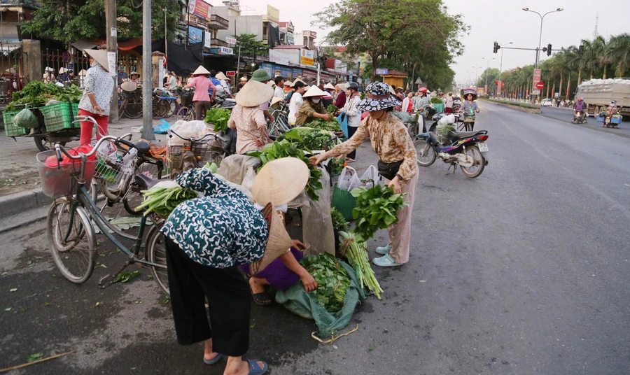 Cảnh họp chợ ngay bên lề QL 1A