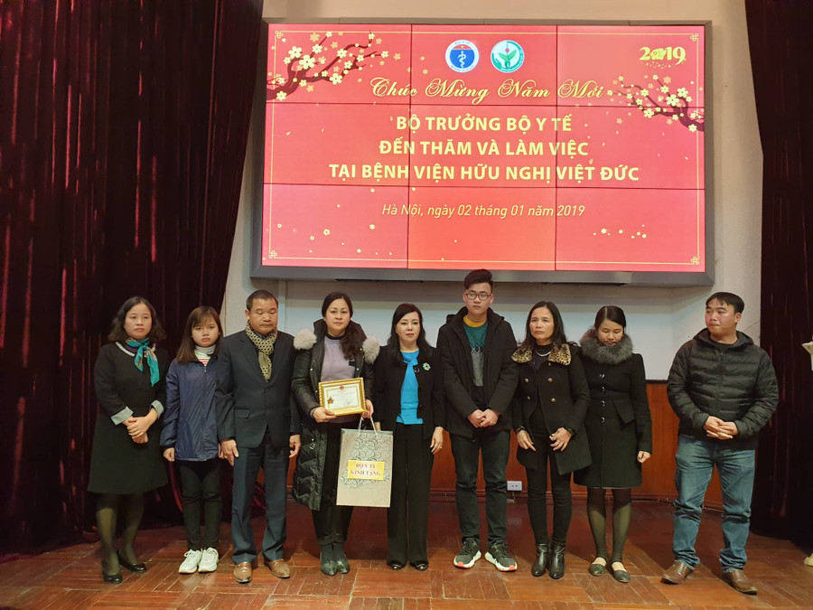 Bộ trưởng Y tế trao tặng Kỷ niệm chương cho gia đình anh Dương Hồng Quý