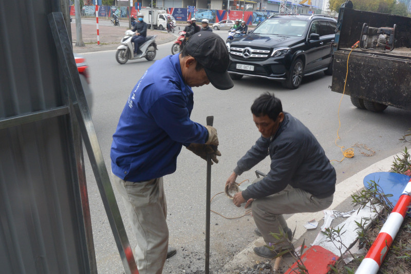 Công nhân triển khai khá gấp gáp để đảm bảo tiến độ DSC_9166