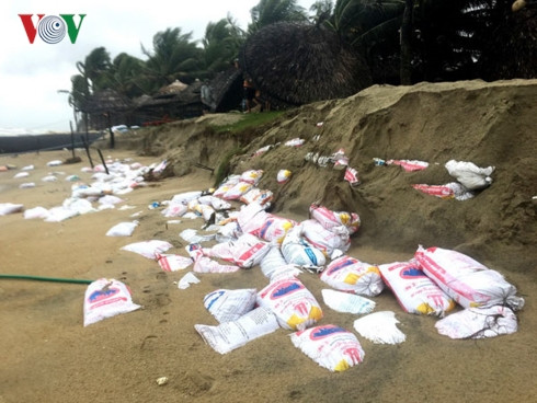 sóng lớn tàn phá bờ biển quảng nam, đà nẵng hình 1 song lon tan pha bo bien quang nam, da nang hinh 1