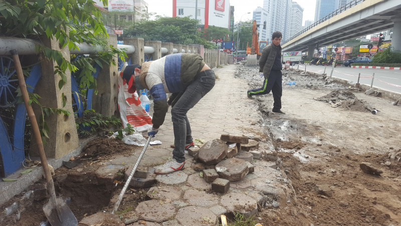 Công nhân đang đào vỉa hè để xén mở rộng lòng đường lưu thông cho người dân 20190102_134646