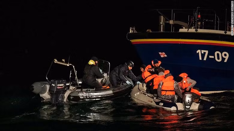 Cảnh sát biển Pháp và lực lượng RNLI (Cơ quan Cứu hộ hàng hải Hoàng gia Anh) tiếp cận một con thuyền chở người di cư trên eo biển Manche mới đây