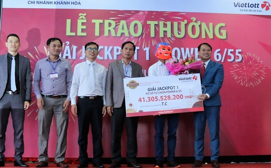 Trên đường đi lễ chùa, mua tấm vé số trúng độc đắc 22 tỷ-3