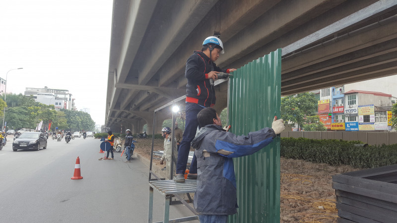 Dải phân cách giữa mở rộng mặt đường Khuất Duy Tiến cũng đang được tiến hành thi công 20190102_133926