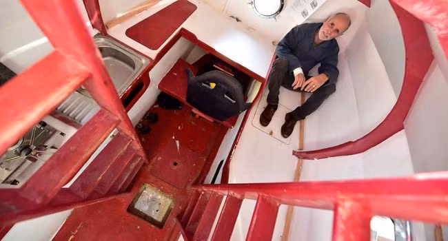 nguoi dan ong vuot dai tay duong bang thung, khong can cheo, buom hay dong co hinh anh 2