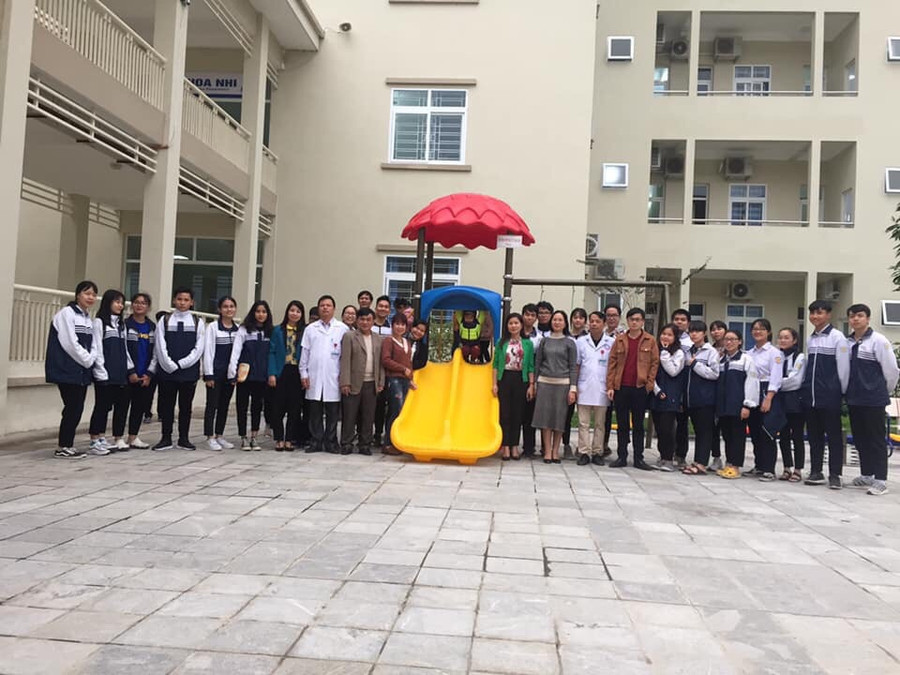 Tập thể thầy và trò trao tặng quà cho bệnh nhi