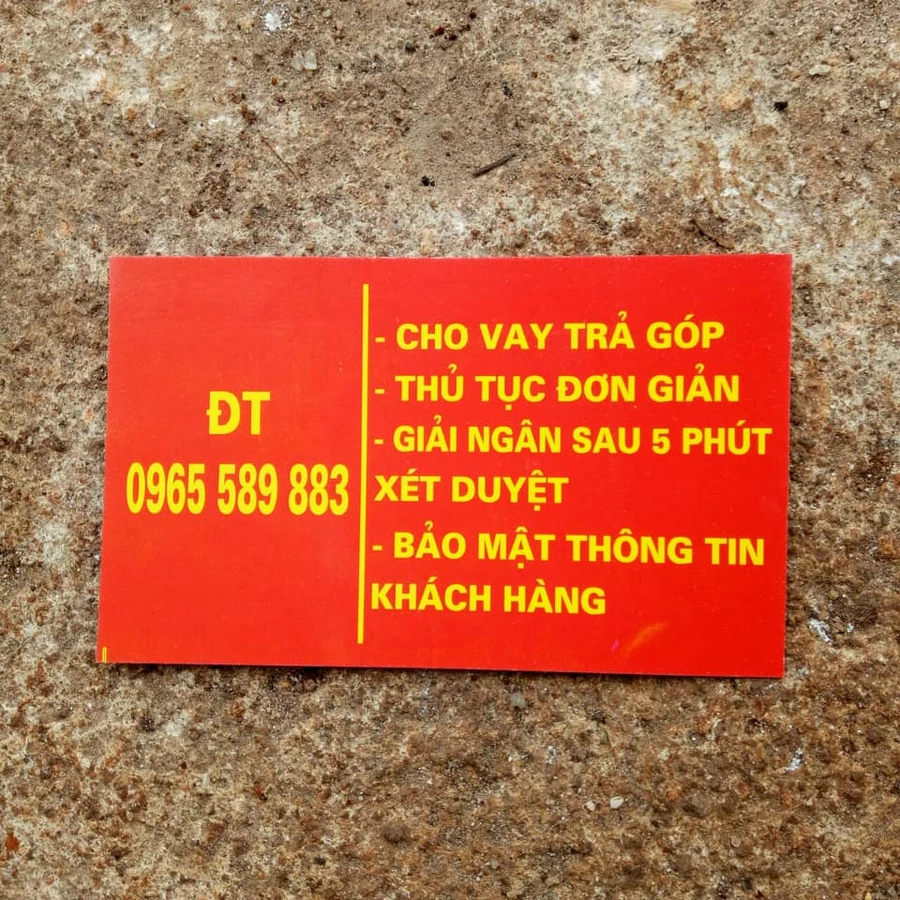 Những tấm thẻ như card visit này được những đối tượng cho vay tín dụng đen in đầy đủ thông tin và dúi vào tay từng người