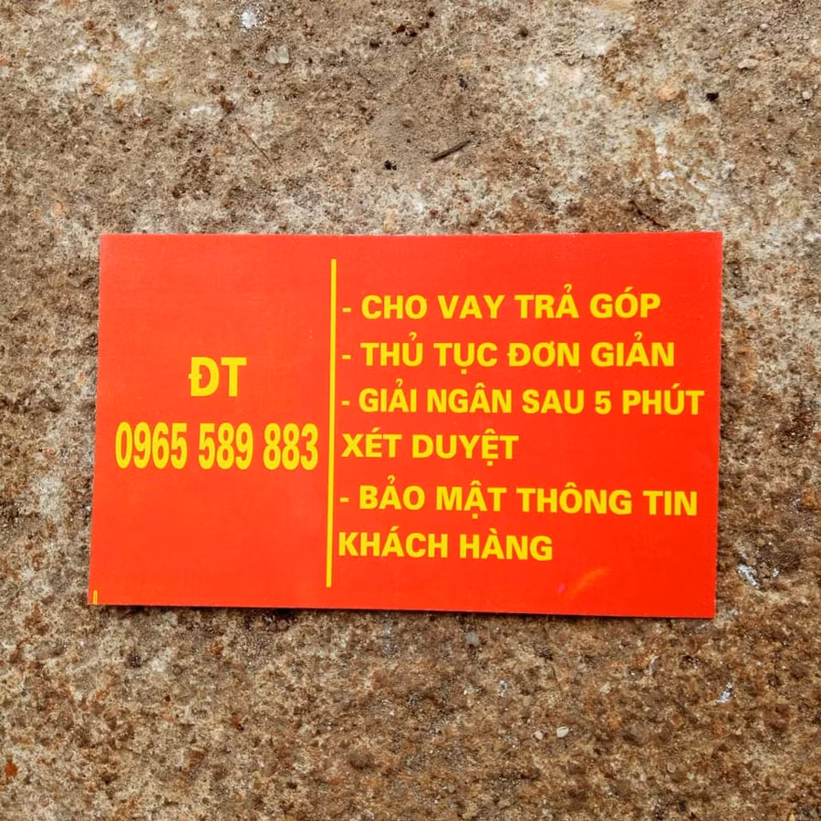 Những tấm thẻ như card visit này được những đối tượng cho vay tín dụng đen in đầy đủ thông tin và dúi vào tay từng người