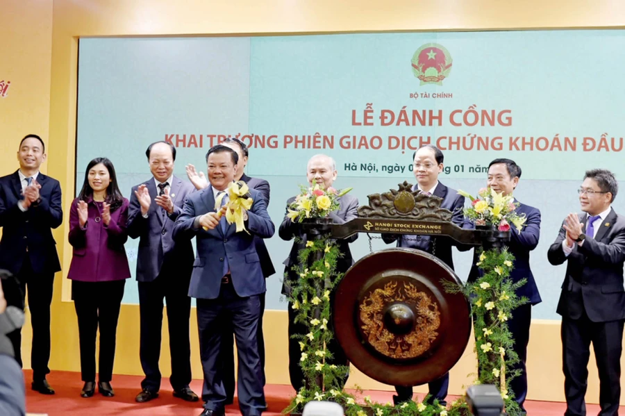 Bộ trưởng Bộ Tài chính Đinh Tiến Dũng đánh cồng khai trương phiên giao dịch chứng khoán đầu tiên năm 2019